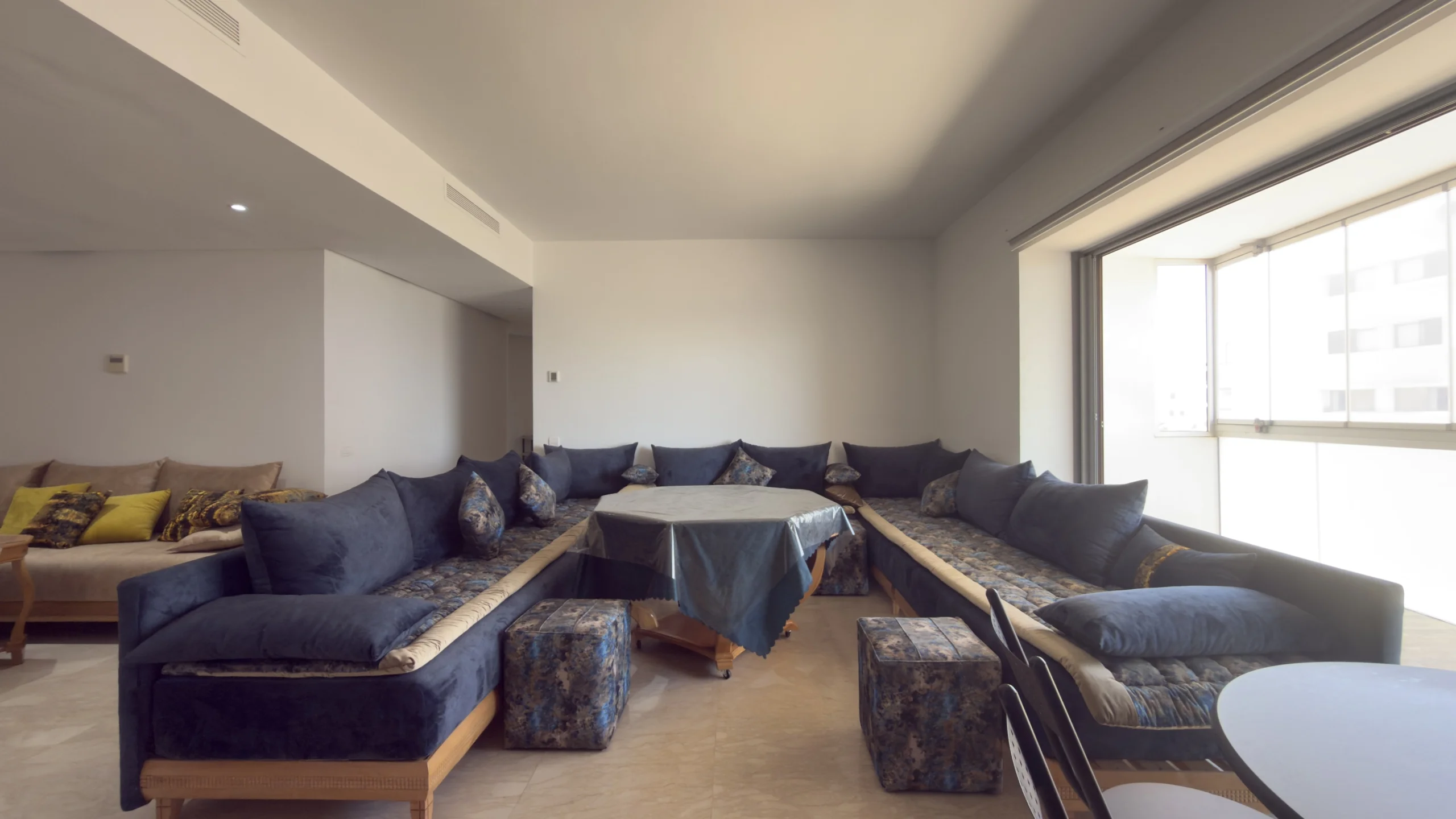 Real cluttered living room before DakiyAi processing